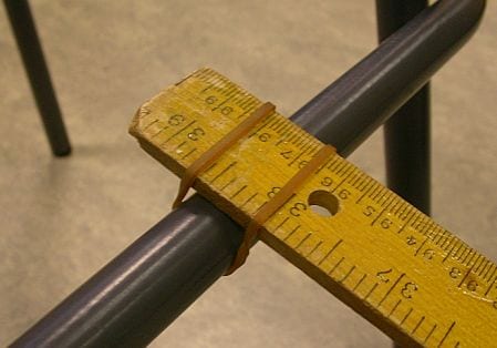 Fixing mettre stick to stool with elastic band